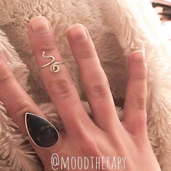 Moodtherapy Jewelry - Hammered spiral midi/knuckle ring